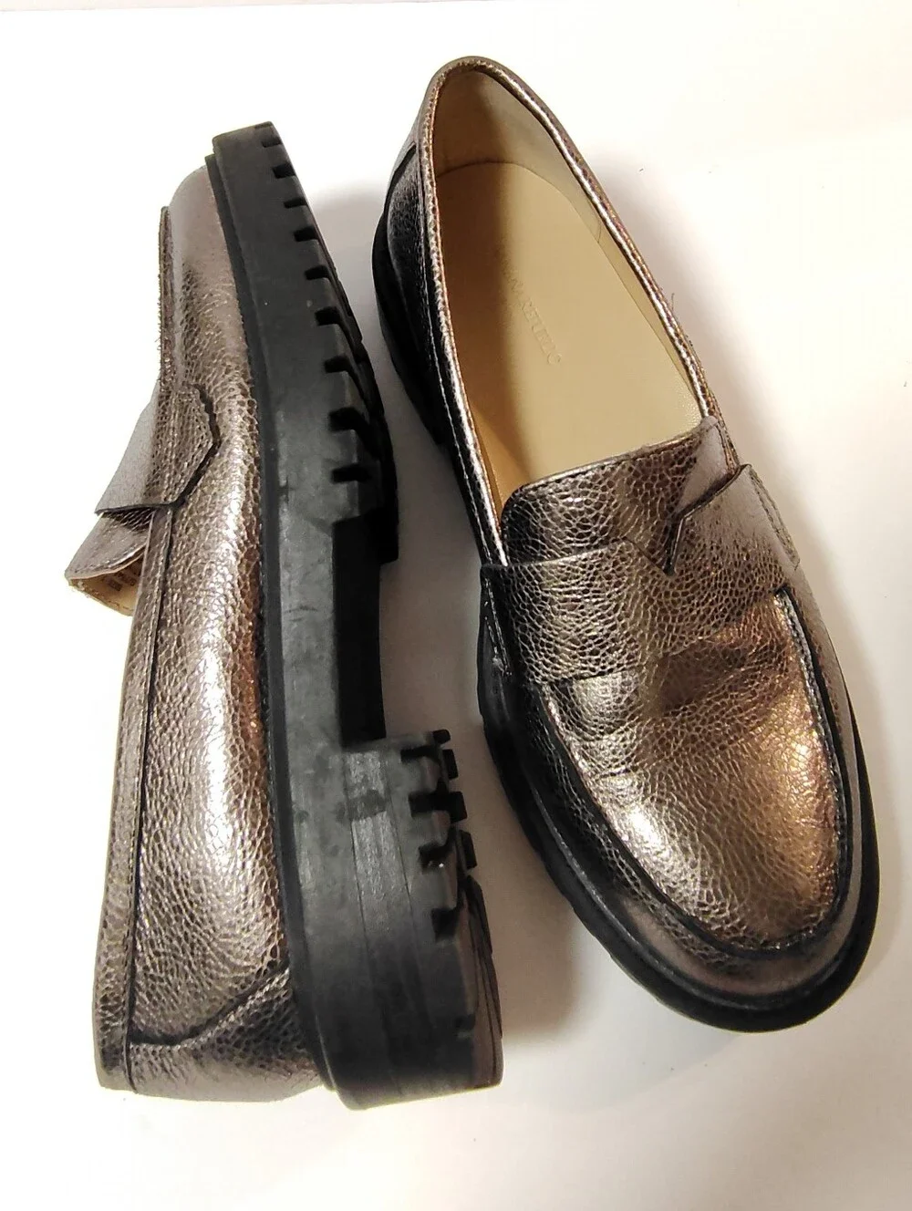 Banana Republic Vee Strap Leather Metallic Pewter Lug Sole Moc-Toe Lugg Loafer 7